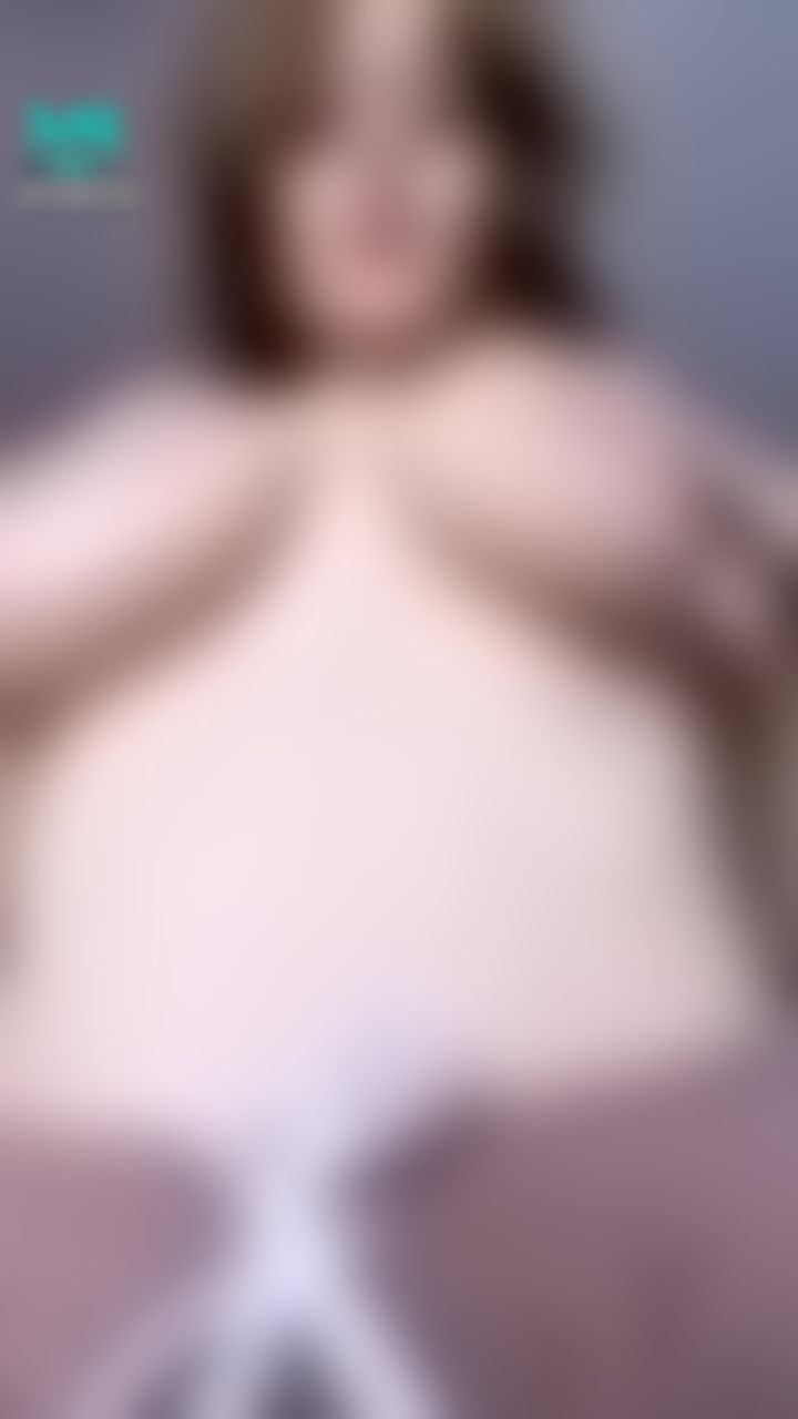 simphonia : Jumping tits from below, hah🙈