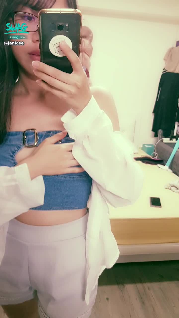 janicee : 想解開嗎？
胸口的性感挖空👀
襯衫下藏不住的性感💙
牛仔布不只是休閒💋
私訊我「解開」，獲得解開胸口釦子的福利影片😈
sexy denim💚
#長髮 #黑髮 #sexy #短褲 #氣質 #襯衫 #馬甲 #鎖骨 #深V #低胸 #赤腳 #美腿 #性感 #腳趾 #指甲油 #裸足 #黑框 #粗框 #眼鏡 #挖空
