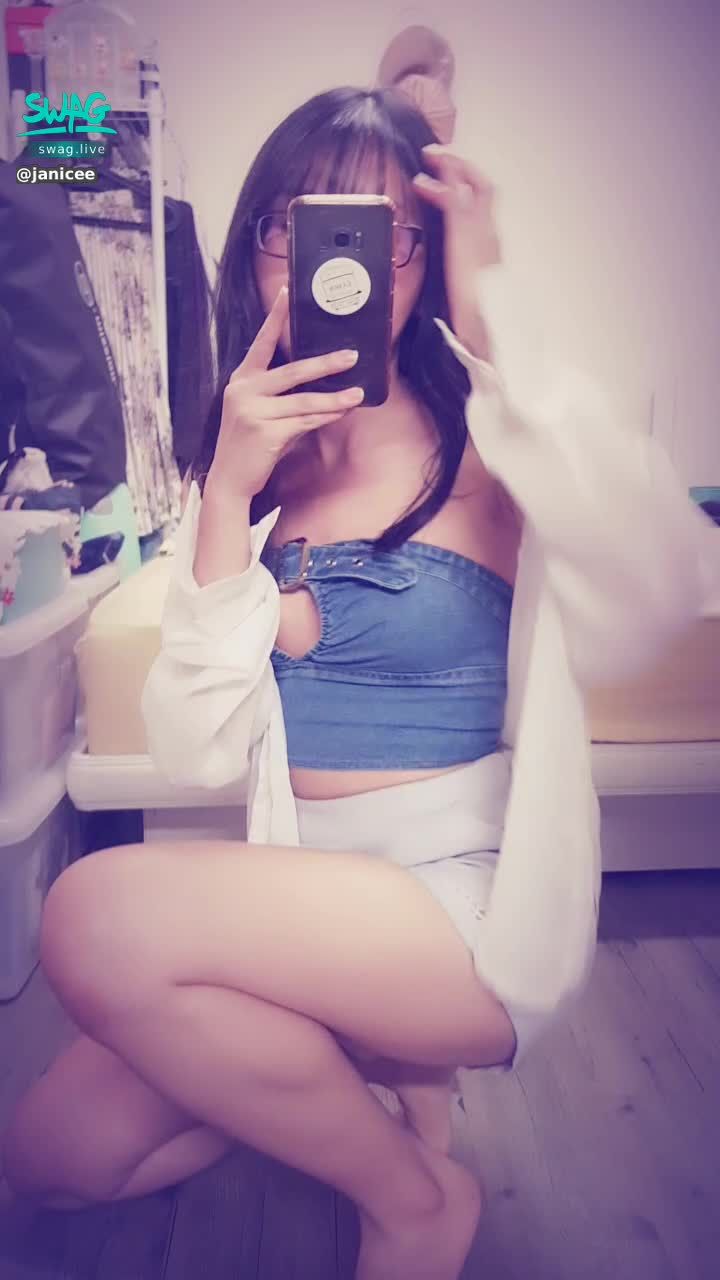 janicee : 手指伸入胸口的性感挖空👀
揉揉胸，呼之欲出的柔軟💋
襯衫下藏不住的性感💙
牛仔布不只是休閒🌹
挖空的馬甲⭐
私訊我「解開」，獲得解開胸口釦子的福利影片😈
sexy denim💚
#長髮 #黑髮 #sexy #短褲 #氣質 #襯衫 #馬甲 #鎖骨 #深V #低胸 #赤腳 #美腿 #性感 #腳趾 #指甲油 #裸足 #黑框 #粗框 #眼鏡 #挖空 #揉胸