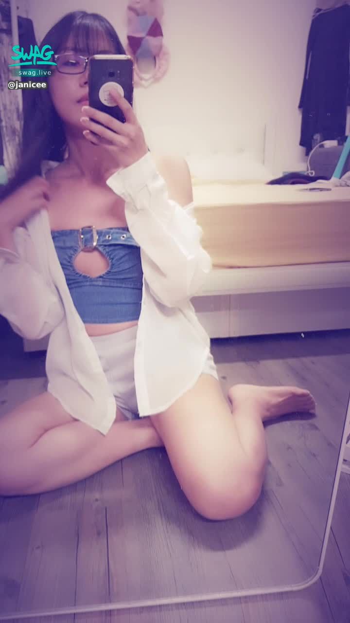 janicee : 側面觀察胸部👀
襯衫下藏不住的性感💙
牛仔布不只是休閒💋
挖空的馬甲😈
sweety💚
#長髮 #黑髮 #sexy #短褲 #氣質 #襯衫 #馬甲 #鎖骨 #深V #低胸 #赤腳 #美腿 #性感 #腳趾 #指甲油 #裸足 #黑框 #粗框 #眼鏡 #挖空