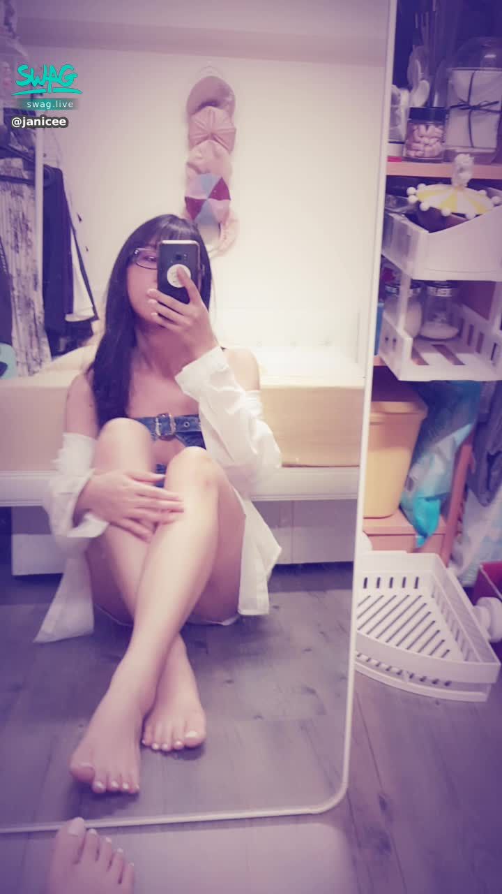 janicee : 抱著膝蓋🌸
剛好擋住胸部👀
短褲消失的坐姿💗
性感挖空藏不住的性感💙
牛仔布不只是休閒💋
挖空的馬甲⭐
私訊我「解開」，獲得解開胸口釦子的福利影片😈
sexy denim💚
#長髮 #黑髮 #sexy #短褲 #氣質 #襯衫 #馬甲 #鎖骨 #深V #低胸 #赤腳 #美腿 #性感 #腳趾 #指甲油 #裸足 #黑框 #粗框 #眼鏡 #挖空 #腳底