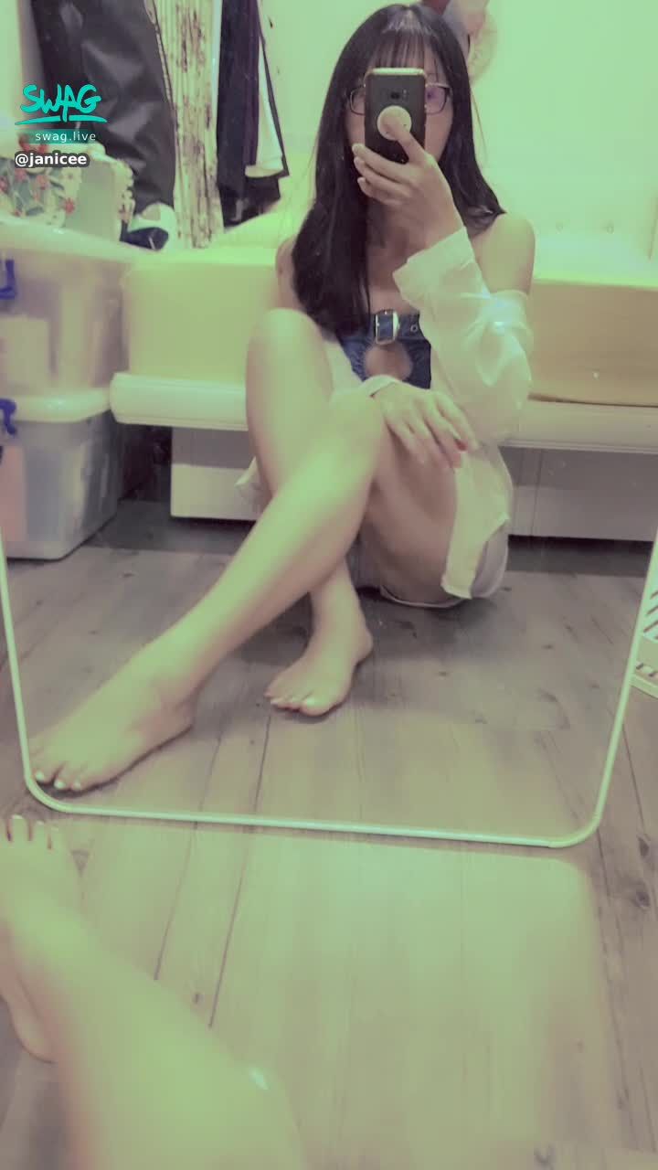 janicee : 張開雙腿💓
用膝蓋擋住胸部💚
開M字腿🌹🌹🌹🌹🌹
性感挖空👀
牛仔布不只是休閒💋
挖空的馬甲⭐
私訊我「解開」，獲得解開胸口釦子的福利影片😈
sexy denim💙
#長髮 #黑髮 #sexy #短褲 #氣質 #襯衫 #馬甲 #鎖骨 #深V #低胸 #赤腳 #美腿 #性感 #腳趾 #指甲油 #裸足 #黑框 #粗框 #眼鏡 #挖空 #M字腿