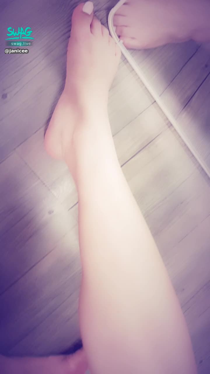 janicee : 近拍腳腳💖
赤裸的雙腿😍
胸口的性感挖空👀
襯衫下藏不住的性感💙
牛仔布不只是休閒💋
挖空的馬甲⭐
私訊我「解開」，獲得解開胸口釦子的福利影片😈
sexy denim💚
#長髮 #黑髮 #sexy #短褲 #氣質 #襯衫 #馬甲 #鎖骨 #深V #低胸 #赤腳 #美腿 #性感 #腳趾 #指甲油 #裸足 #黑框 #粗框 #眼鏡 #挖空