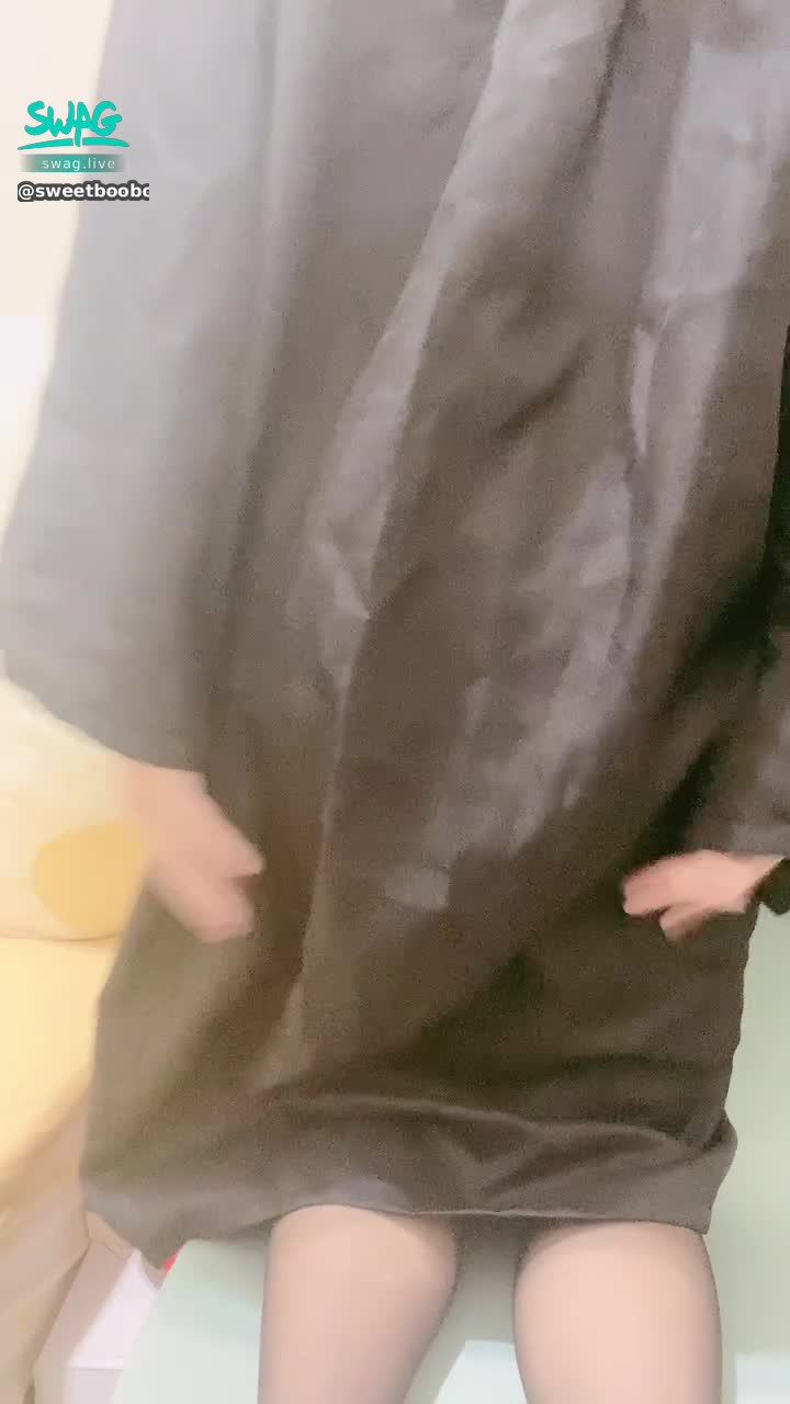 sweetbooboo : 🎓淫蕩畢業生自慰🎓拉起學士袍 往前趴下 屁眼跟穴穴從這個角度就曝光了、騷包絲襪下的美尻 絕對讓你硬梆梆