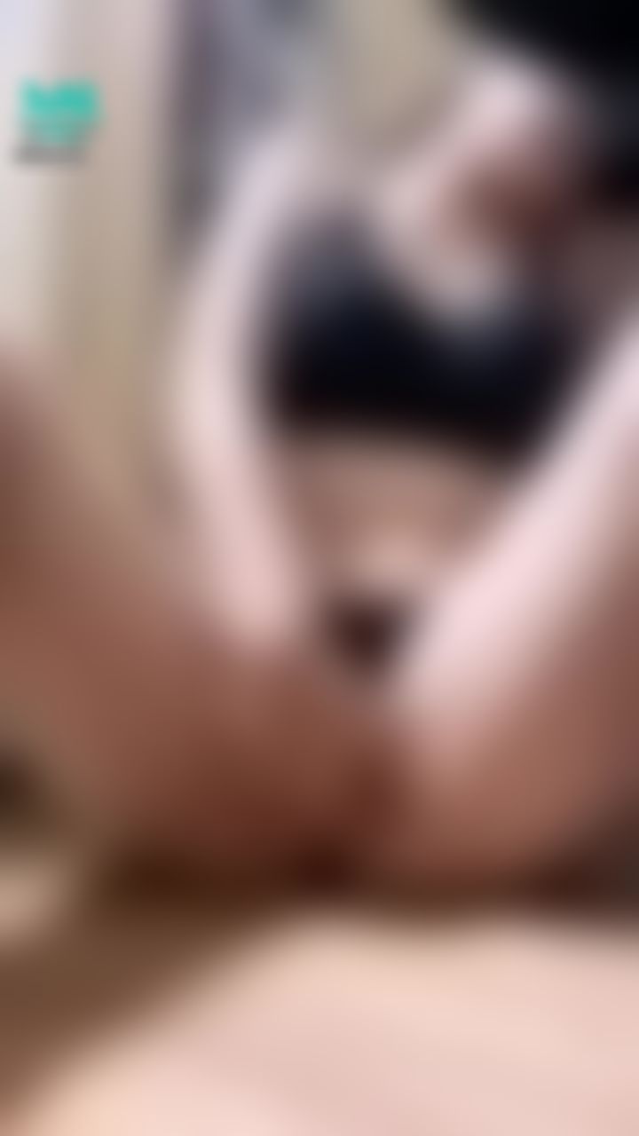 tizzybb : 緩緩將雙腿打開…🙈🙈接著把小內內拉緊..是哥哥喜歡的白虎嗎🥰🥰

#色情 #誘惑 #挑逗 #腿開開 #騷 #白虎