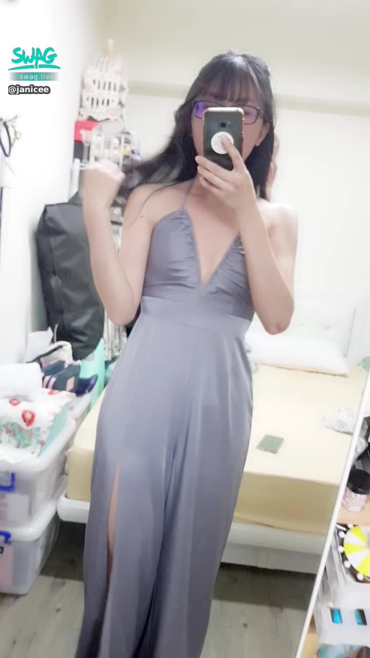 janicee : 背後讓人想拆的綁帶😈
新買的衣服⭐
胸口開大深V🌸
側邊的開衩露腿💙
silver🌹
#長髮 #黑髮 #sexy #長褲 #氣質 #開衩 #鎖骨 #深V #低胸 #高跟鞋 #美腿 #性感 #腳趾 #黑框 #粗框 #眼鏡