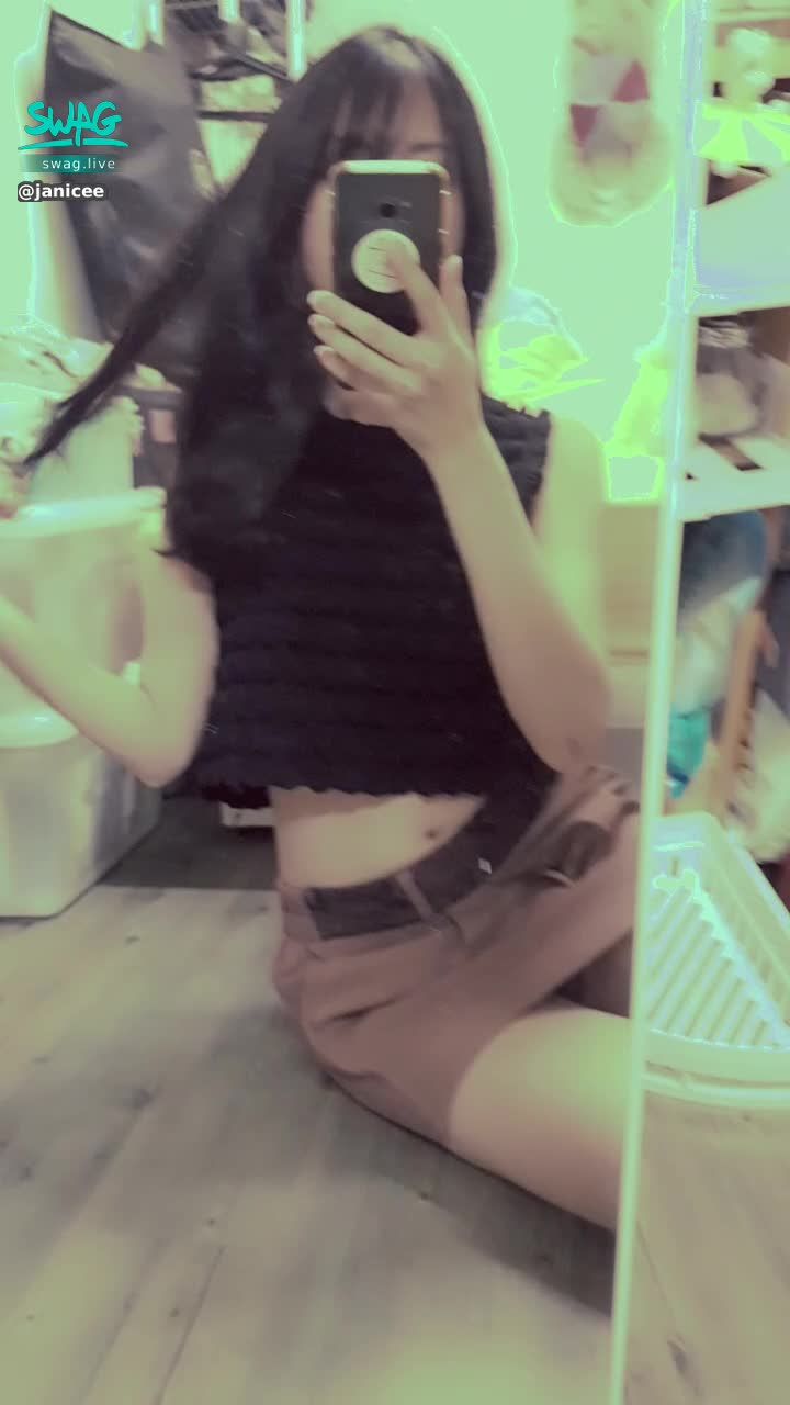 janicee : 曝光的裙底😈
拉開腋下的洞👀
看見下乳🌹
sexy peek👀
#長髮 #黑髮 #sexy #短裙 #氣質 #赤腳 #美腿 #性感 #裸足 #側乳 #背心 #腋下 #曝光

私訊我「側身」，換衣服拉到乳暈側邊的影片💋💋💋