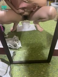 sweetbooboo : 對著鏡子拍M自腿尿尿