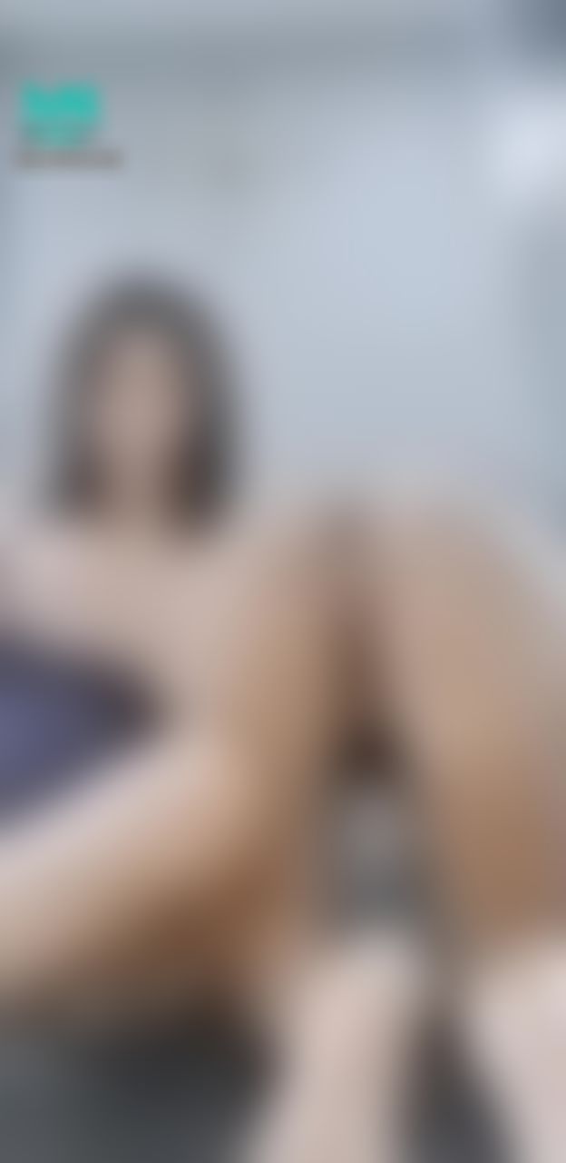 dirtymommy : play my nipples or her pussy?