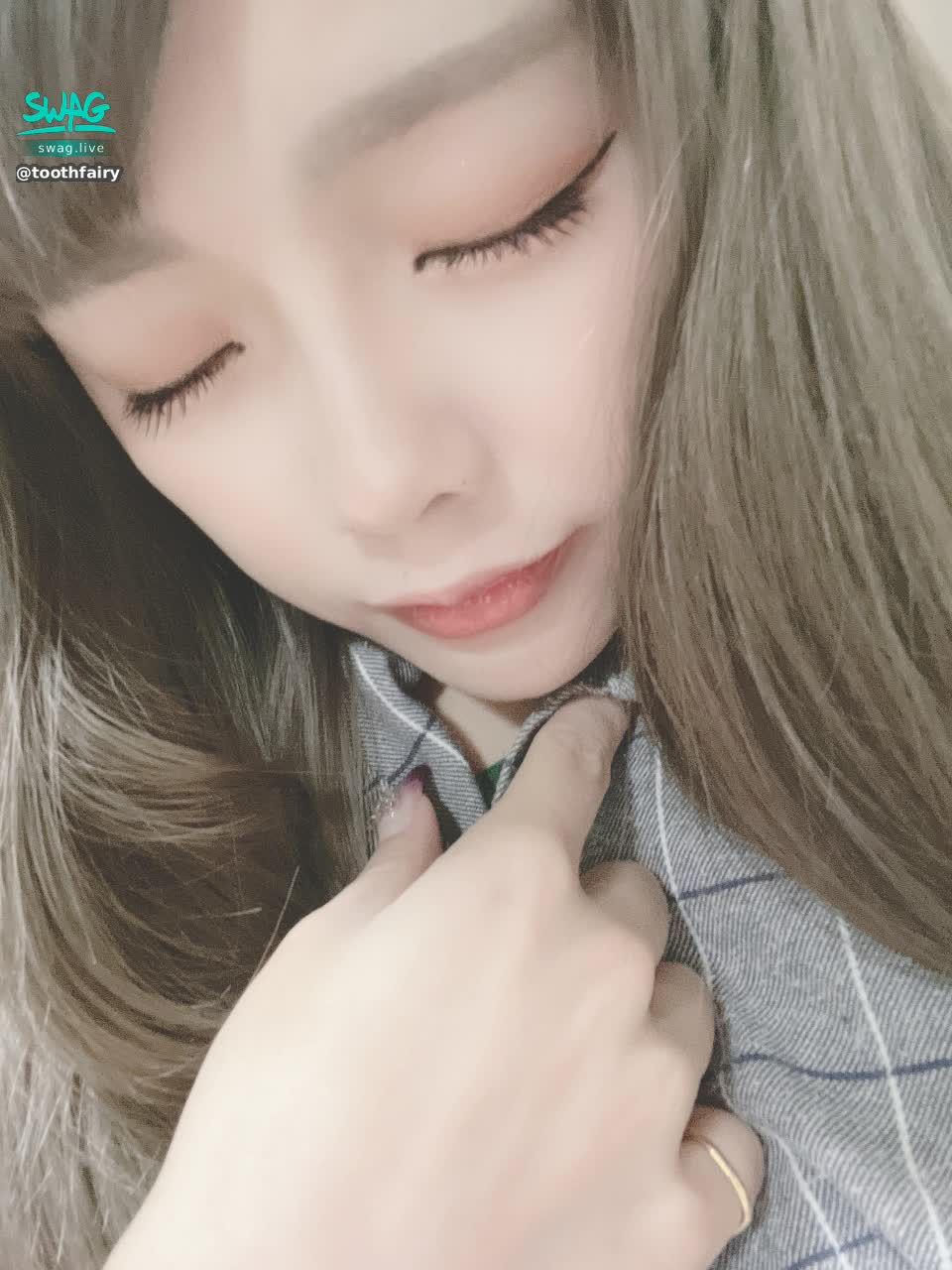  : Good Afternoon~ Dear Babies 💕
Good luck at work 💪🏻

Teeth are bleeding again today 🩸
Feeling a little bored...
I hope I can come to chat with Ya Ya tonight 🥺

#小隻馬 #牙牙 #萌 cute #國民女神 #童顏