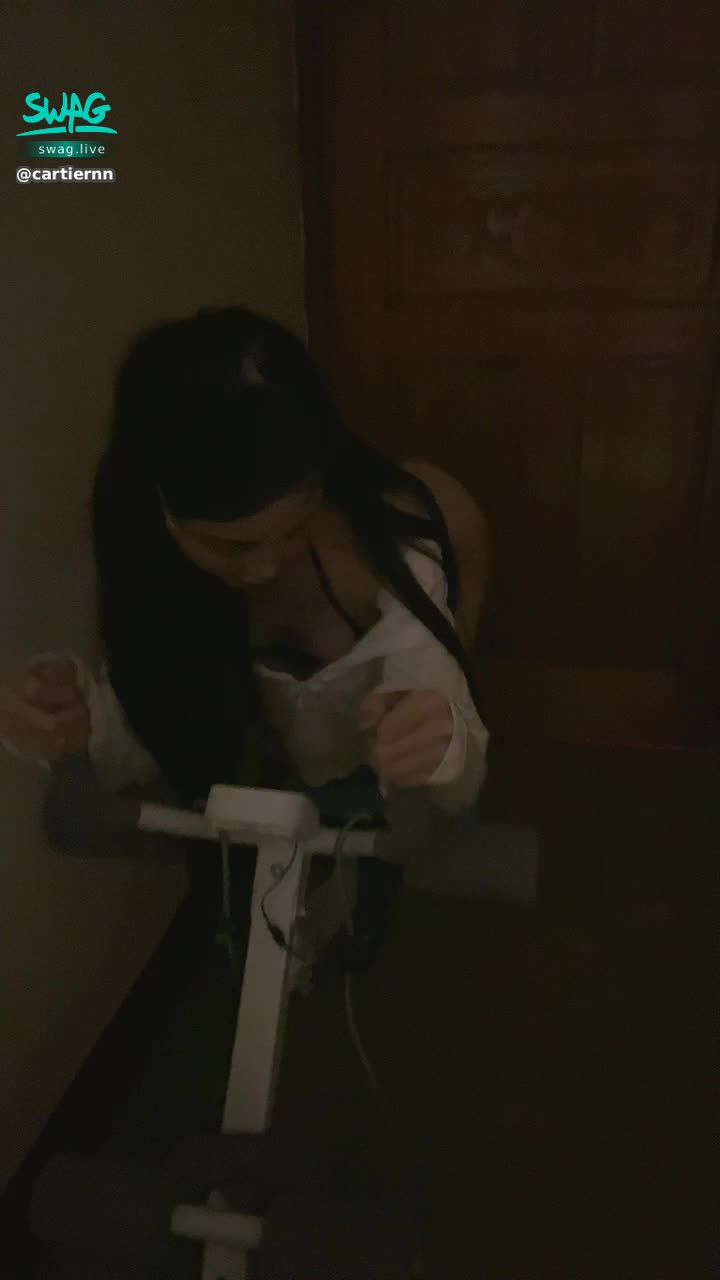  : late night fitness 🧧 does anyone like it too 💕
#胸部 #露臉 #長髮 #曲線