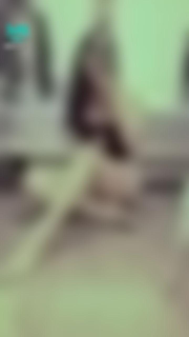 janicee : 美腿坐姿💚
今天穿這樣出門💗
胸口直接不客氣地挖洞😈
小活動開跑，用一個棒棒口紅，換迷你裙裙底曝光的誘惑前鏡頭影片，加上一個哥哥沒拿過的福利影片💓
black and sexy💙
#長髮 #黑髮 #sexy #短褲 #氣質 #赤腳 #美腿 #性感 #裸足 #側乳 #背心 #南半球 #胸部 #鎖骨