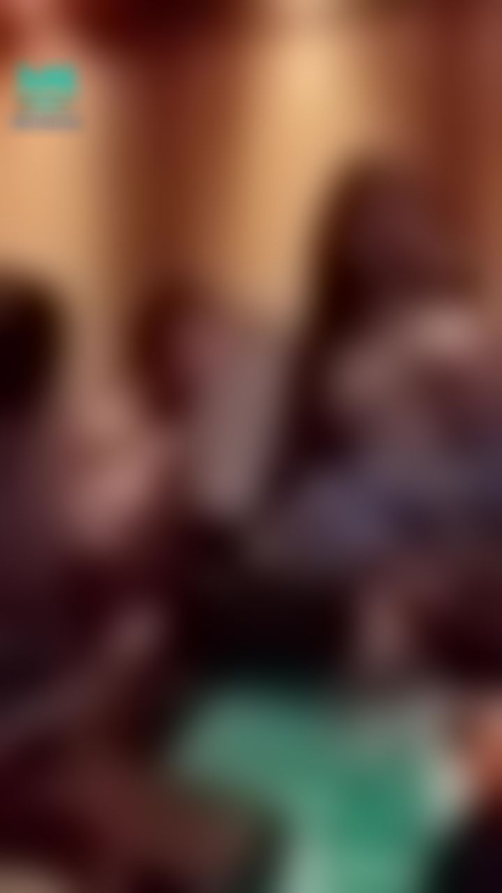 ladyyuan : 與彤恩4p在KTV裡面大戰粉絲🔥
脫下粉絲的褲子，我跟彤恩的內褲也全脫了
同時坐上去哥哥身上搖🙈
彤恩粉絲喜歡她的奶，雙手都不放開她的奶🙈
