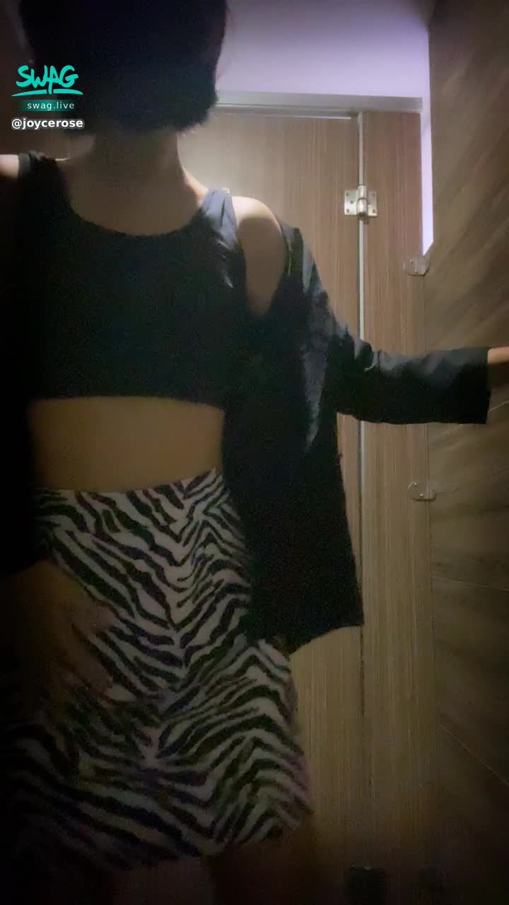 joycerose : 果然按耐不住了吧🔞🔞轉站來到廁所
當然要先幫我這學姐服務一下的吧😈跨上修長的美腿從我的大腿舔起至會陰吧