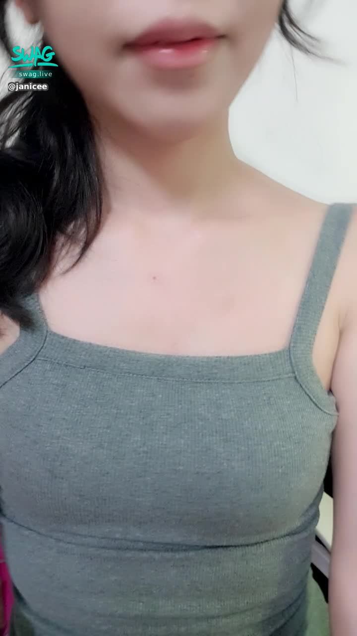 janicee : 摸摸鎖骨的肌膚♥️
近拍美腿💖
新買的洋裝💗
還有剛打掃完浴室的水痕💦
new dress💙
#長髮 #黑髮 #sexy #短裙 #氣質 #赤腳 #美腿 #性感 #裸足 #美背 #鎖骨 #馬尾 #嘴唇