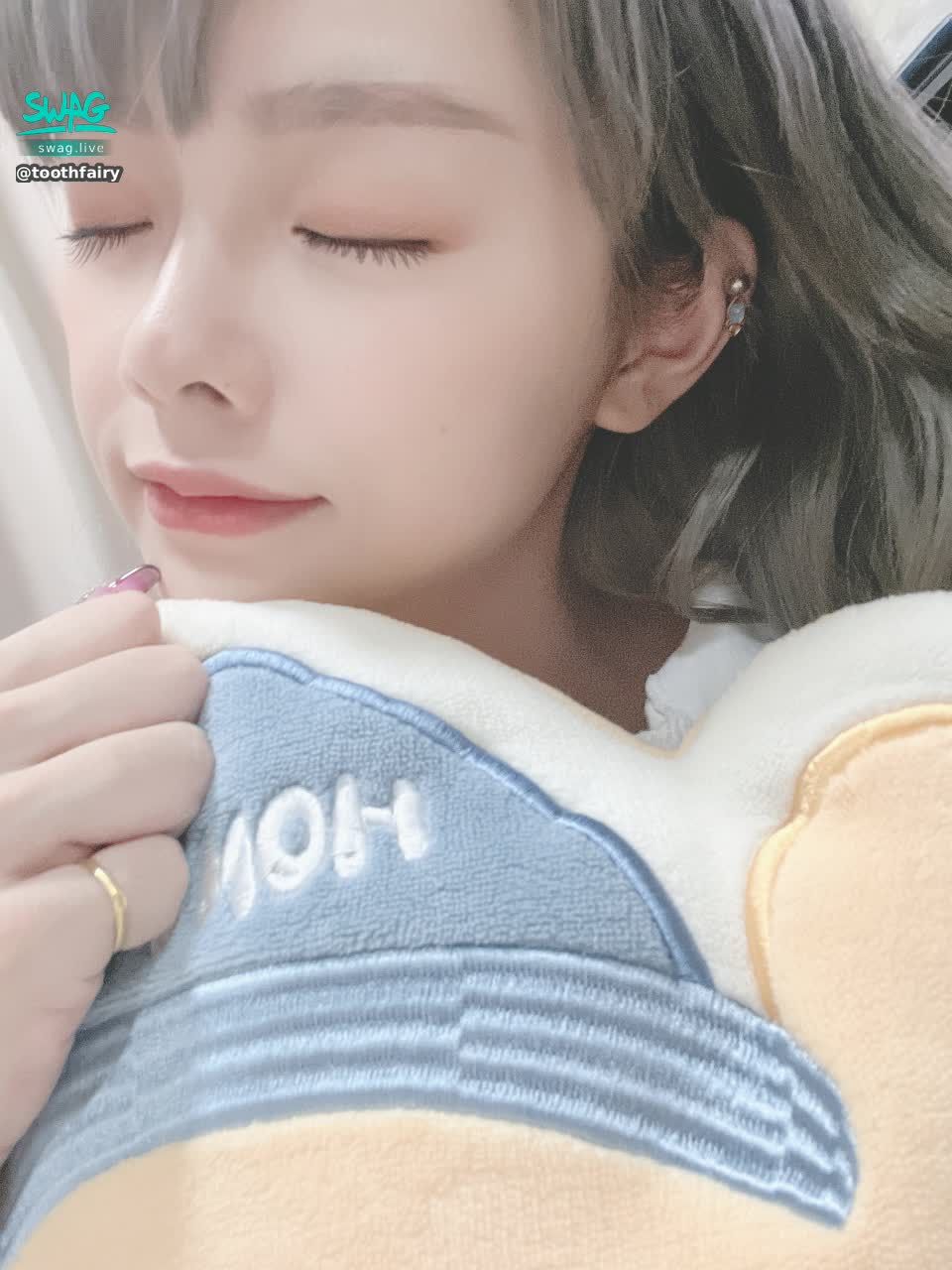  : Dear babe in the evening 👋
Tomorrow is Saturday!
Come on, come on, come on, come on 💪🏻
Fighting ~~~~

#萌 #小隻馬 #可壞可愛 #牙牙