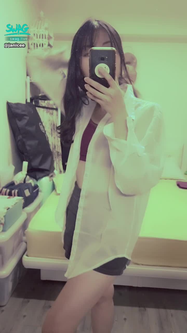 janicee : 白襯衫下的一抹紅♥️
Under the white shirt🌹
#長髮 #黑髮 #sexy #短褲 #氣質 #赤腳 #美腿 #性感 #裸足 #露腰 #鎖骨 #小可愛 #細肩帶