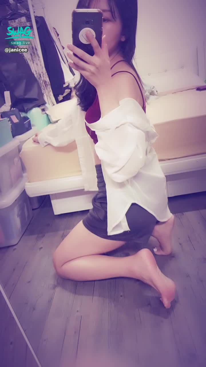 janicee : 背後交叉的線條👀
白襯衫下的一抹紅♥️
Under the white shirt🌹
#長髮 #黑髮 #sexy #短褲 #氣質 #赤腳 #美腿 #性感 #裸足 #露腰 #鎖骨 #小可愛 #細肩帶