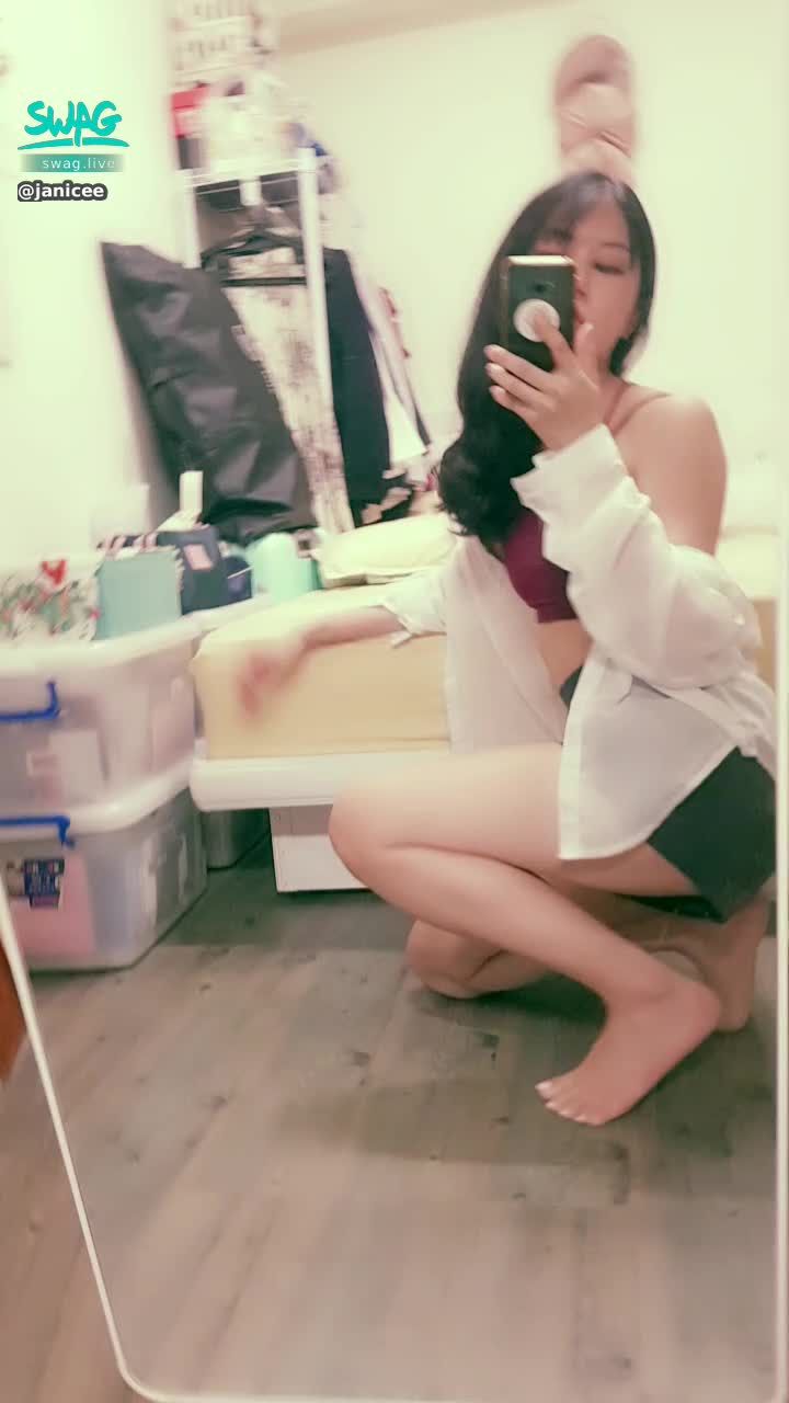 janicee : 後頸不安份的髮絲💋
朝你爬去💙
酒紅色💖
burgendy💓
#長髮 #黑髮 #sexy #短褲 #氣質 #赤腳 #美腿 #性感 #裸足 #露腰 #鎖骨 #小可愛 #細肩帶 #腳底