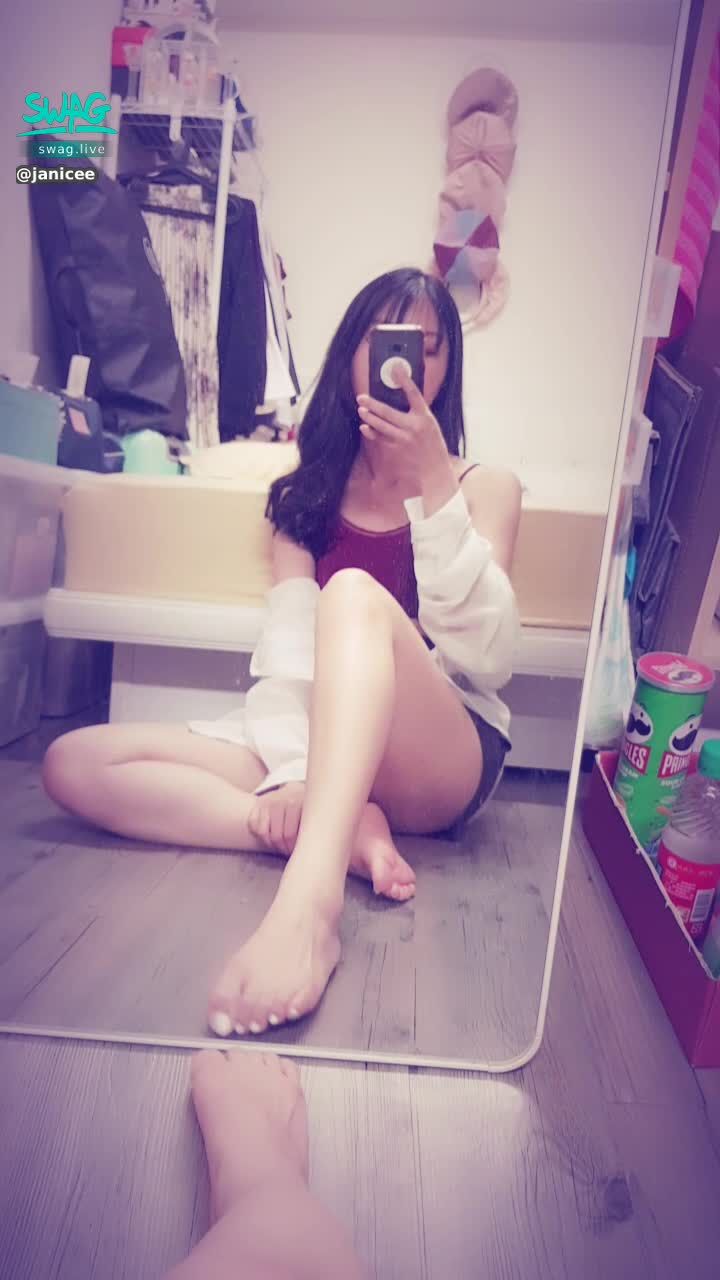 janicee : 近拍美腿👀
酒紅色💖
burgendy💓
#長髮 #黑髮 #sexy #短褲 #氣質 #赤腳 #美腿 #性感 #裸足 #露腰 #鎖骨 #小可愛 #細肩帶 #腳底