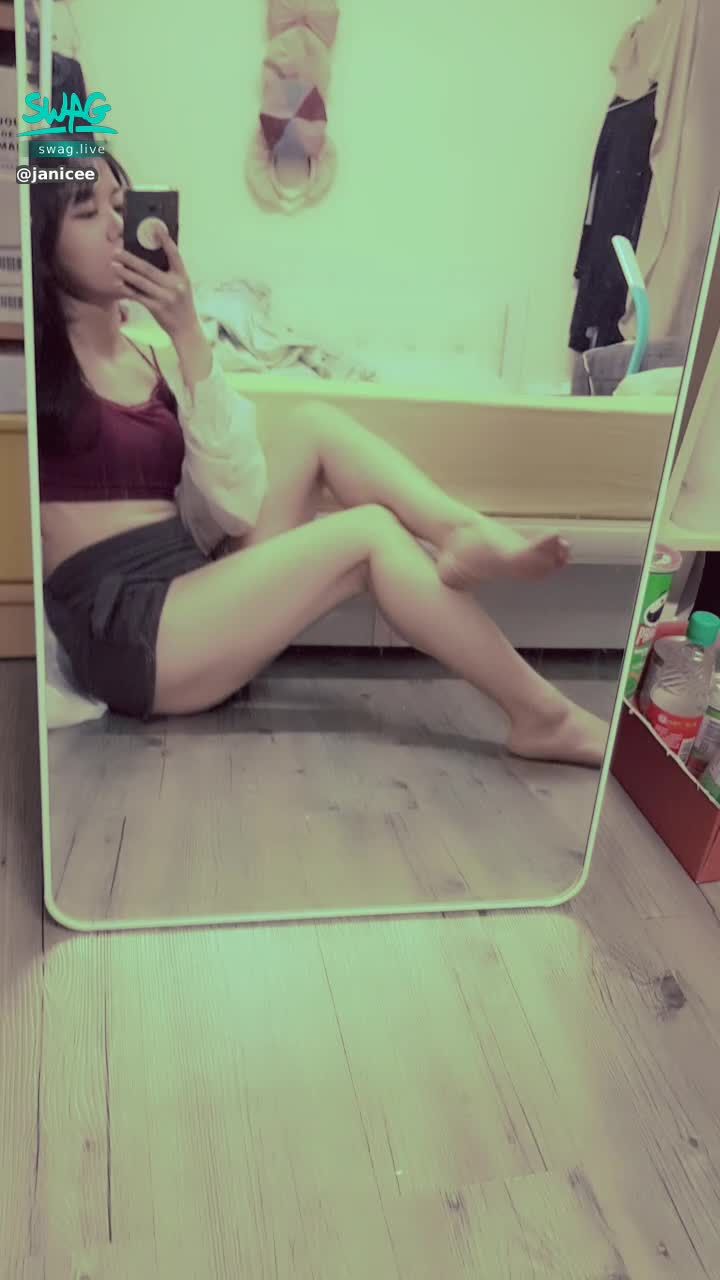 janicee : 短褲的褲底💚
健康的腿♥️
酒紅色💖
burgendy💓
#長髮 #黑髮 #sexy #短褲 #氣質 #赤腳 #美腿 #性感 #裸足 #露腰 #鎖骨 #小可愛 #細肩帶 #腳底