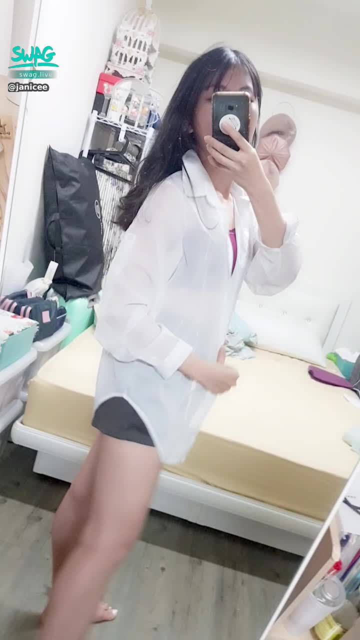 janicee : 清純小姐姐的小性感👀
襯衫下的一抹紅♥️
Under the white shirt🌹
#長髮 #黑髮 #sexy #短褲 #氣質 #赤腳 #美腿 #性感 #裸足 #露腰 #鎖骨 #小可愛 #細肩帶