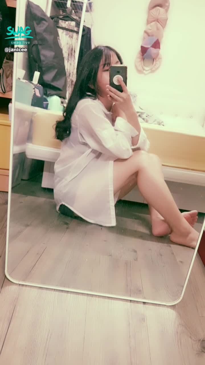 janicee : 半脫的性感🌹
酒紅色💖
burgendy💓
#長髮 #黑髮 #sexy #短褲 #氣質 #赤腳 #美腿 #性感 #裸足 #露腰 #鎖骨 #小可愛 #細肩帶 #腳趾