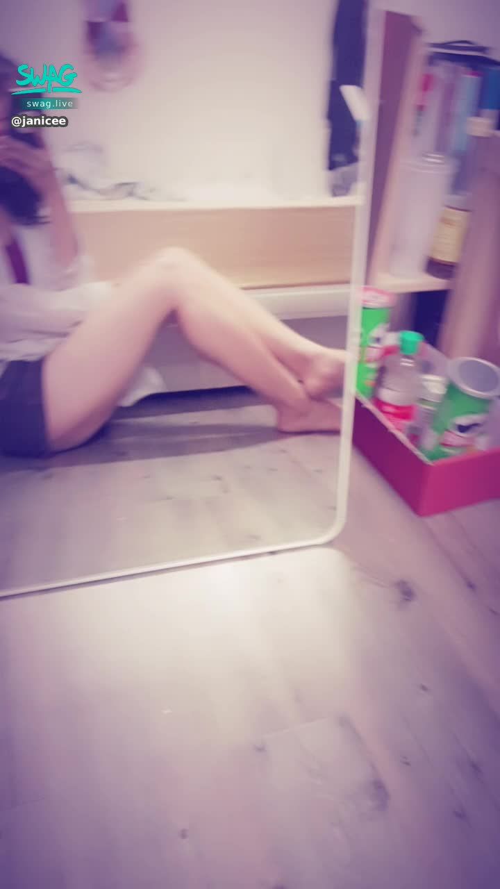 janicee : 近拍雙腳😍😍😍
酒紅色💖
burgendy💓
#長髮 #黑髮 #sexy #短褲 #氣質 #赤腳 #美腿 #性感 #裸足 #露腰 #鎖骨 #小可愛 #細肩帶 #腳底 #腳趾