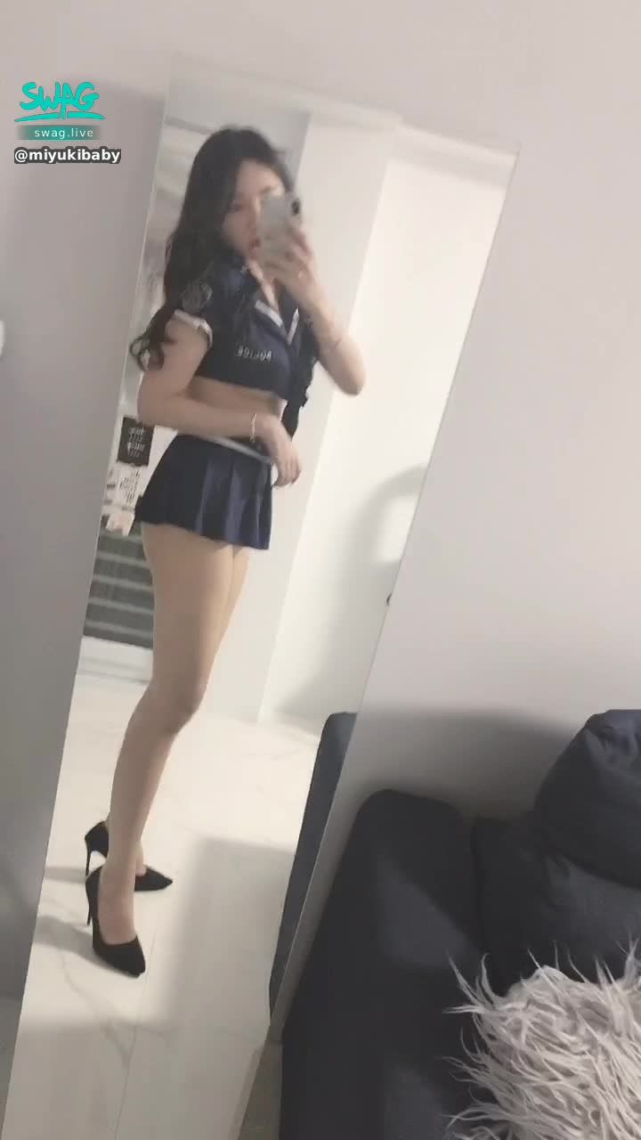 miyukibaby : 💙小女警誘惑來了👮🏻‍♀️🤍鏡子前意淫😈💋裙子掀起來..今天沒穿內褲壓😳