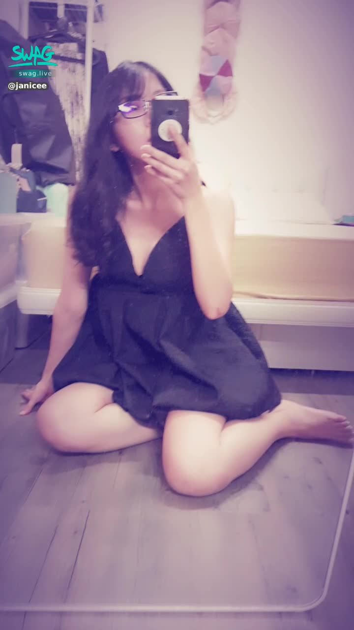 janicee : 低胸性感小洋裝🌹
胸口的大深V💖
black dress💋
#長髮 #黑髮 #sexy #短裙 #氣質 #赤腳 #美腿 #性感 #裸足 #腳趾 #鎖骨 #小可愛 #細肩帶 #低胸 #深V #乳溝 #眼鏡妹 #眼鏡 #黑框 #粗框