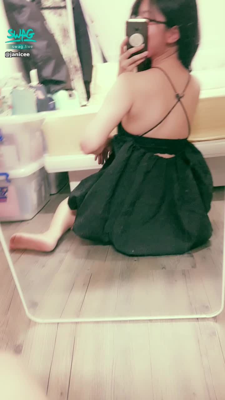 janicee : 交叉細肩帶💙
與內衣的背帶😈
低胸性感小洋裝🌹
胸口的大深V💖
black dress💋
#長髮 #黑髮 #sexy #短裙 #氣質 #赤腳 #美腿 #性感 #裸足 #腳趾 #鎖骨 #小可愛 #細肩帶 #低胸 #深V #乳溝 #眼鏡妹 #眼鏡 #黑框 #粗框 #腳底