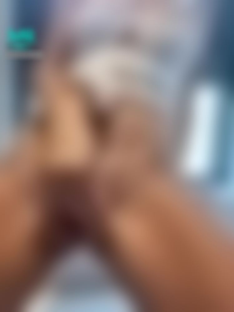 lonelymeow : Nothing is better than a pee in bath 🍺🍺🍺🍺