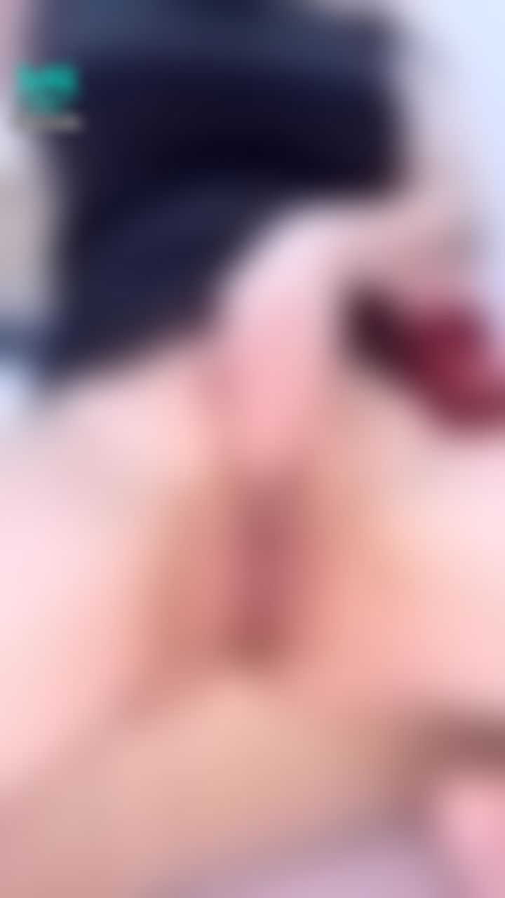 bershuka : 緊實白虎一字美鮑❤️‍🔥輕輕揉著自己的陰蒂🫢💦