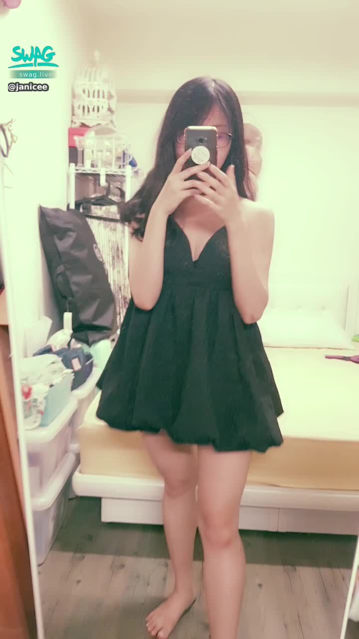 janicee : 拉下一側的細肩帶♥️♥️♥️
會不經意露出內衣的洋裝😍
超短的裙擺💖
出門走走💋
black dress🎀
#長髮 #黑髮 #sexy #短裙 #氣質 #赤腳 #美腿 #性感 #裸足 #腳趾 #鎖骨 #細肩帶 #低胸 #深V #乳溝 #眼鏡妹 #眼鏡 #黑框 #粗框 #bra #內衣
