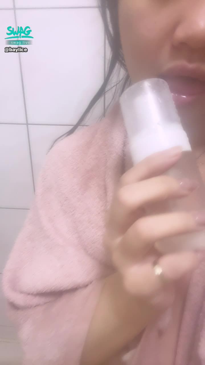  : Come on brother 💋 I like to eat big sticks like this ❤️ It's hard and can't stand it 🤤 Also makes baylice so excited 🥰 I like watching my brother can't stand it 😏 good love love 😈😈