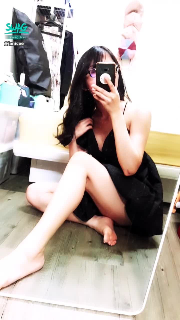 janicee : 細肩帶下傾洩而出的誘人雙峰😍
深V小禮服💓
胸口的深溝💋
穿這件要去哪裡呢？👀
black dress🌹
#長髮 #黑髮 #sexy #短裙 #氣質 #赤腳 #美腿 #性感 #裸足 #腳趾 #鎖骨 #小可愛 #細肩帶 #低胸 #深V #乳溝 #眼鏡妹 #眼鏡 #黑框 #粗框 #bra #內衣 #腳底