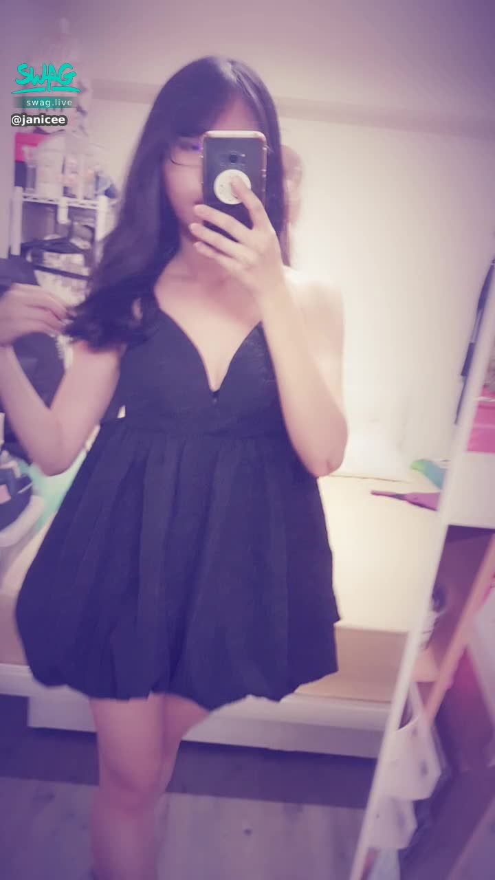 janicee : 不經意露出內衣😈
黑色的性感深V洋裝😍
超短的裙擺💖
出門走走💋
black dress🎀
#長髮 #黑髮 #sexy #短裙 #氣質 #赤腳 #美腿 #性感 #裸足 #腳趾 #鎖骨 #細肩帶 #低胸 #深V #乳溝 #眼鏡妹 #眼鏡 #黑框 #粗框 #bra #內衣