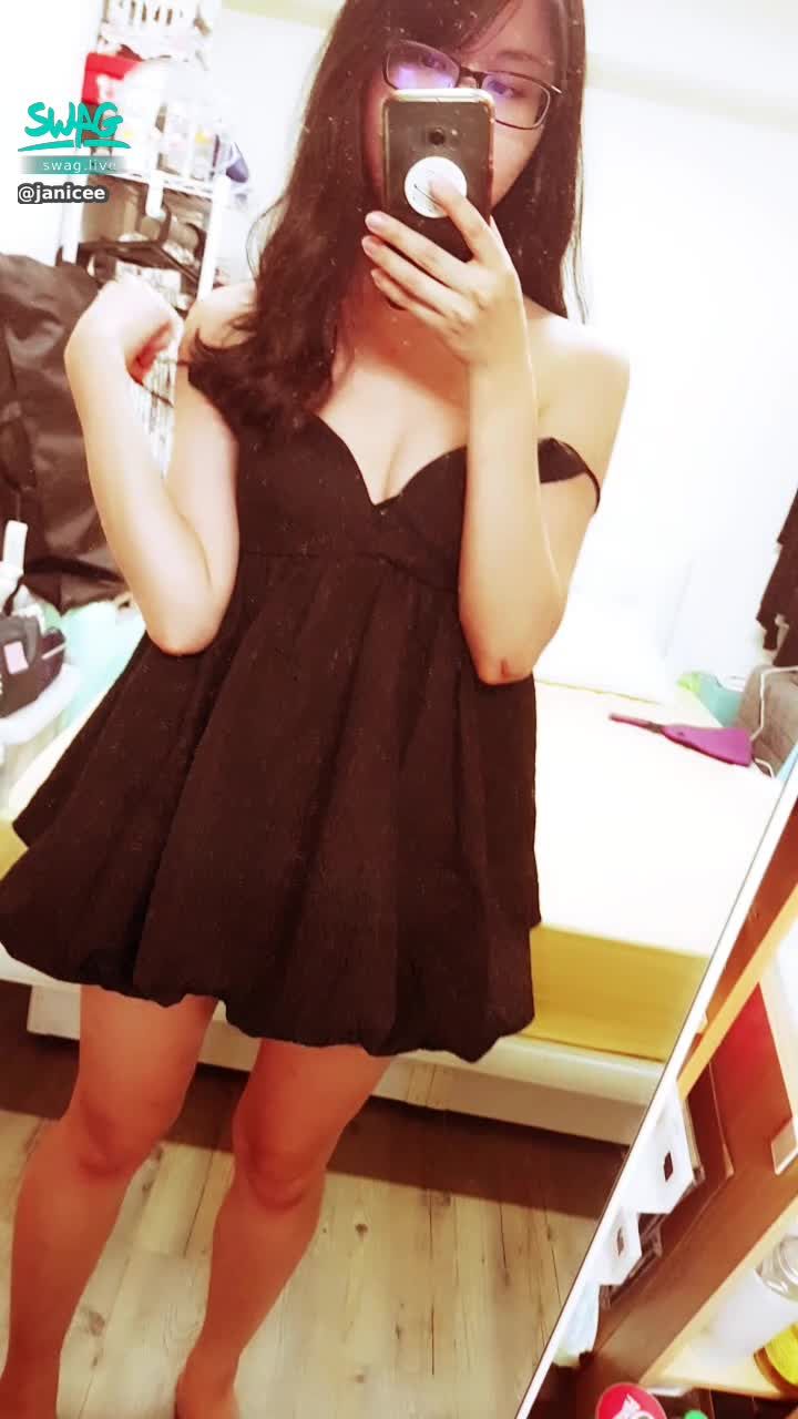 janicee : 放下兩側肩帶💓💓💓
要穿不穿的裸露感👀
胸口不經意露出內衣😈
黑色的性感深V洋裝😍
超短的裙擺💖
出門走走💋
black dress🎀
#長髮 #黑髮 #sexy #短裙 #氣質 #赤腳 #美腿 #性感 #裸足 #腳趾 #鎖骨 #細肩帶 #低胸 #深V #乳溝 #眼鏡妹 #眼鏡 #黑框 #粗框 #bra #內衣