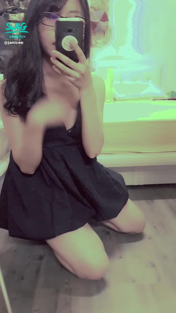 janicee : 趴下低頭時的視野😈😈😈
傾瀉而出的雙峰👀
黑色的性感深V洋裝😍
超短的裙擺💖
出門走走💋
black dress🎀
#長髮 #黑髮 #sexy #短裙 #氣質 #赤腳 #美腿 #性感 #裸足 #腳趾 #鎖骨 #細肩帶 #低胸 #深V #乳溝 #眼鏡妹 #眼鏡 #黑框 #粗框 #bra #內衣
