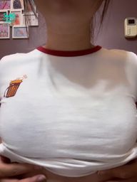 ccsusu : 今天的內衣好像太薄了…難怪走在路上一直有被盯著看😮💨大激凸…掀起上衣給你看❤️❤️❤️