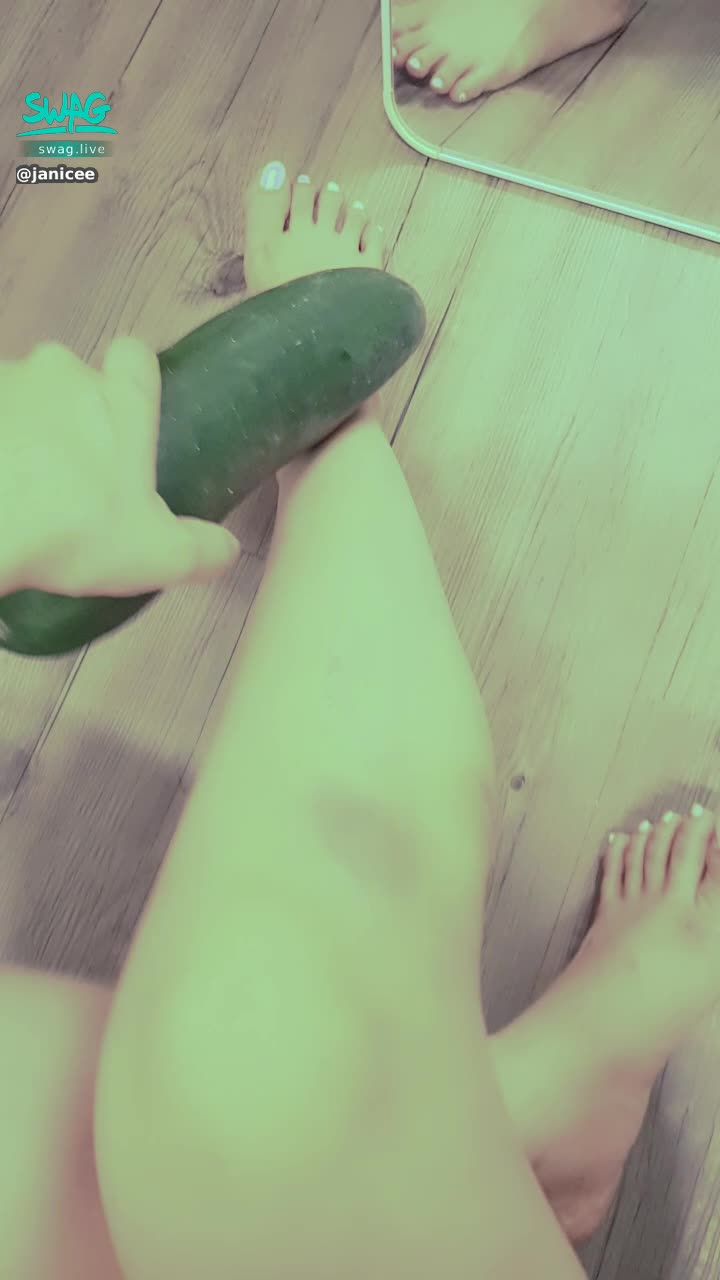 janicee : 大黃瓜與開衩到大腿根部的短褲👀
摩擦腳腳💙
big cucumber😍
#長髮 #黑髮 #sexy #短褲 #氣質 #赤腳 #美腿 #性感 #裸足 #腳趾 #馬尾 #開衩 #腳底 #大腿
