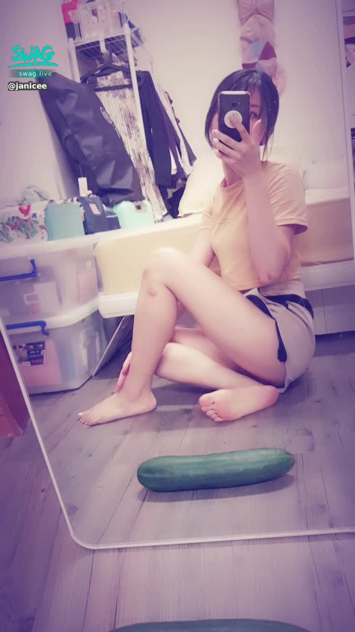 janicee : 赤腳與剛買回家團圓大黃瓜💚
是食物還是玩具？
開衩短褲下的腳腳💙
big cucumber😍
#長髮 #黑髮 #sexy #短褲 #氣質 #赤腳 #美腿 #性感 #裸足 #腳趾 #馬尾 #開衩 #腳底 #大腿