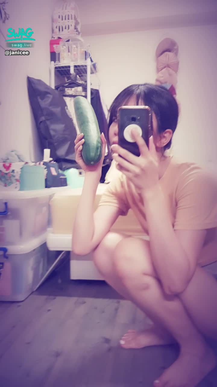 janicee : 剛買回家的大黃瓜💚
開衩短褲下的腳腳💙
撩撥一下開衩的地方😈
big cucumber😍
#長髮 #黑髮 #sexy #短褲 #氣質 #赤腳 #美腿 #性感 #裸足 #腳趾 #馬尾 #開衩 #腳底 #大腿