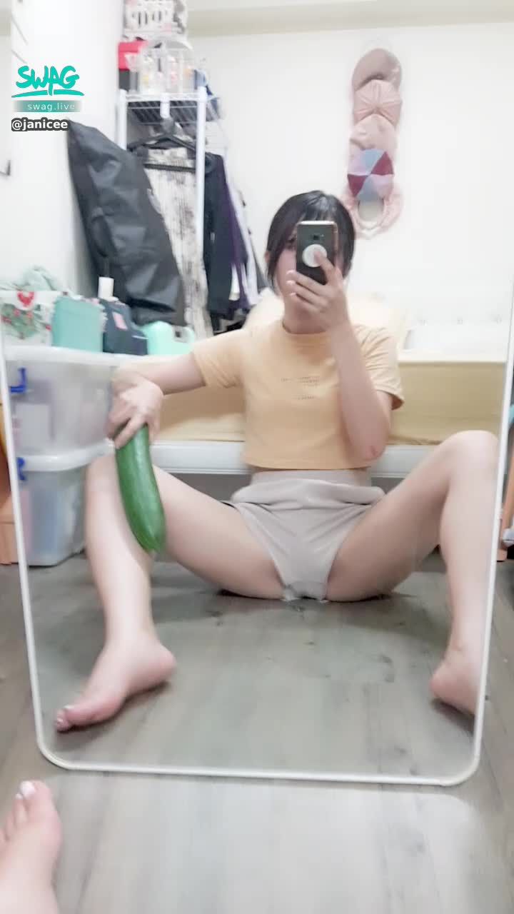 janicee : 用大黃瓜摩擦雙腿之間💚
M字腿😍😍😍
近拍腳腳💙
big cucumber💖
#長髮 #黑髮 #sexy #短褲 #氣質 #赤腳 #美腿 #性感 #裸足 #腳趾 #馬尾 #足控 #大腿 #M字腿