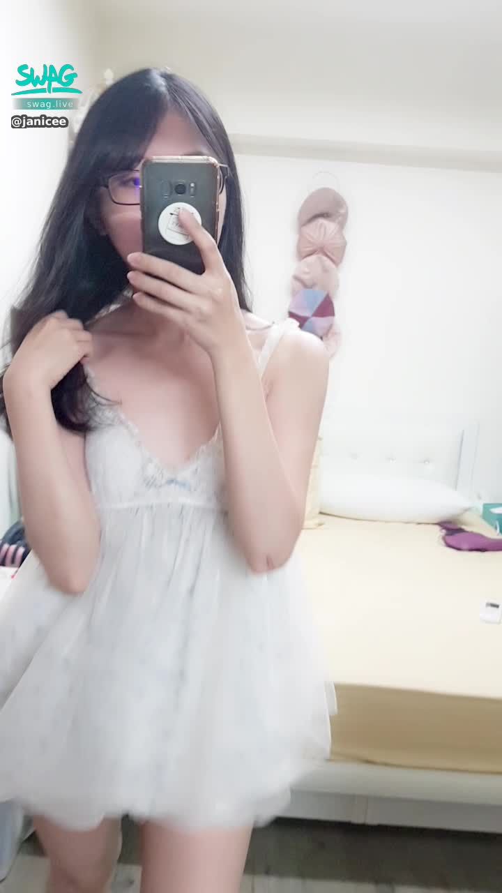 janicee : 花嫁系眼鏡🌸
白紗睡衣💙
purely sweet💚
#長髮 #黑髮 #sexy #短褲 #氣質 #赤腳 #美腿 #性感 #裸足 #腳趾 #低胸 #細肩帶 #腳底 #睡衣 #深V #白紗 #乳溝 #眼鏡 #黑框 #粗框