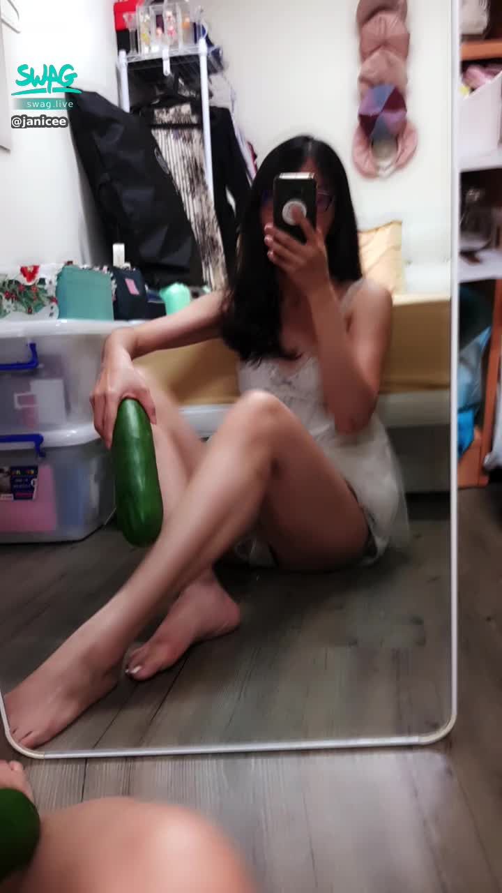 janicee : 坐在地上足交大黃瓜😈
花嫁系眼鏡🌸
白紗睡衣💙
purely sweet💚
用一個紫黑鑽，可以換M字腿曝光小褲的影片、加上大黃瓜摩擦胸部的影片💋💋💋
#長髮 #黑髮 #sexy #短褲 #氣質 #赤腳 #美腿 #性感 #裸足 #腳趾 #低胸 #細肩帶 #腳底 #睡衣 #深V #白紗 #乳溝 #足交 #眼鏡 #黑框 #粗框 #腳底