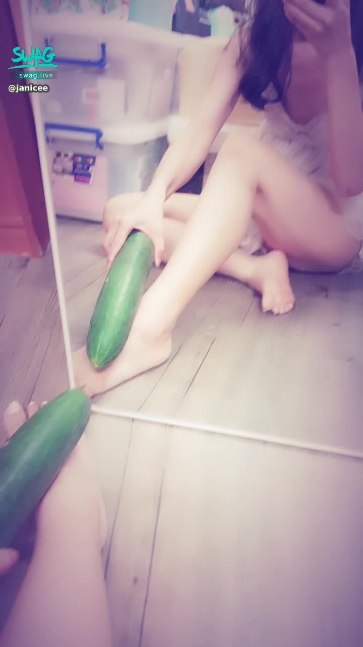 janicee : 大黃瓜摸摸腳😈
花嫁系眼鏡🌸
白紗睡衣💙
purely sweet💚
用一個紫黑鑽，可以換M字腿曝光小褲的影片、加上大黃瓜摩擦胸部的影片💋💋💋
#長髮 #黑髮 #sexy #短褲 #氣質 #赤腳 #美腿 #性感 #裸足 #腳趾 #低胸 #細肩帶 #腳底 #睡衣 #深V #白紗 #乳溝 #足交 #眼鏡 #黑框 #粗框