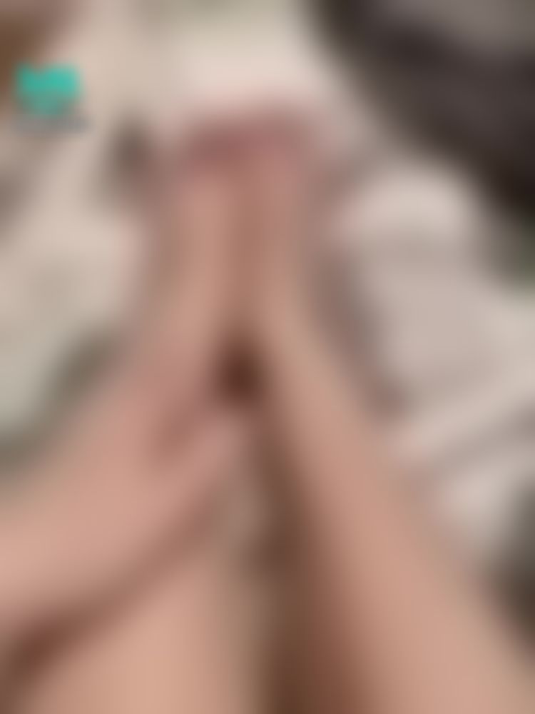 monicaray : I want you to kiss my legs. And feet 💋