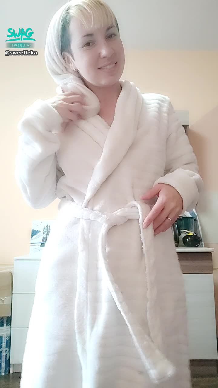 sweetleka : Sexy strip show😉 😘😊💋🔥❣️🍆  Come see me naked in next stories🤩