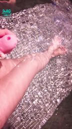kimberlay : 有人想看我在水中玩這個嗎🥰🥰❤️
